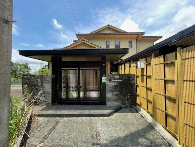 住まい全体に落ち着いた雰囲気をもたらし、訪れる人をやさしく迎えてくれる佇まい。自然と調和する美しい仕上がりが魅力です。