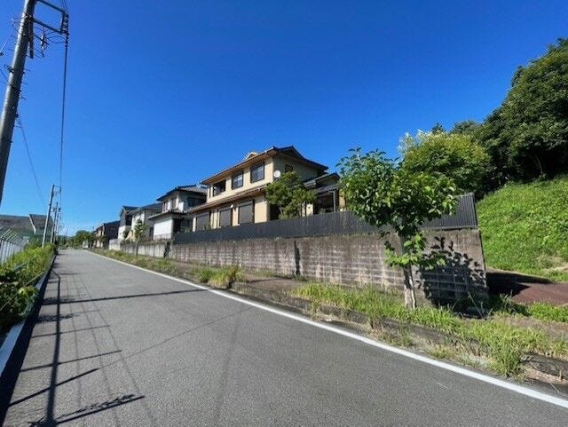 閑静な住宅街に位置し、車通りも少なく安心して暮らせる住環境。子育て世帯にも嬉しい、静かで整った街並みが広がっています。