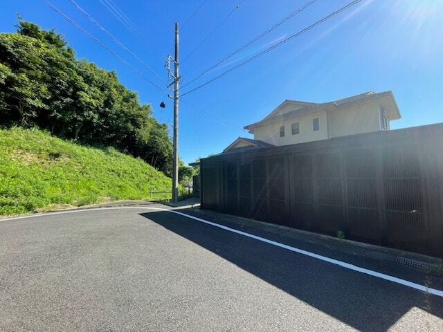 南東角地ならではの明るさと抜け感があり、室内も自然光が広がる心地よい住まい。道路面が広く、ゆとりある街並みが楽しめます。