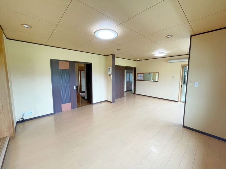 キッチンが直接見えない配置で生活感が出にくく、すっきりとした印象のまま過ごせる空間。来客時も整った印象で迎えられます。