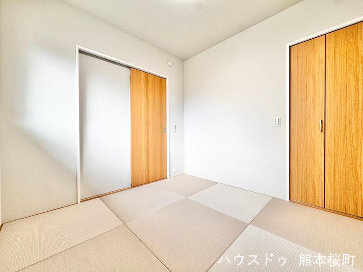 ■1階4.5帖和室■ゲストをもてなし、昼寝や家事にも使える、畳のぬくもりが心地よい多目的万能スペース。