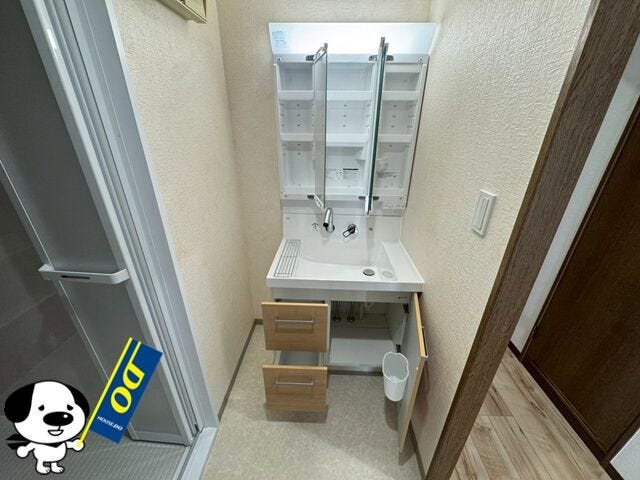三面鏡の裏に、化粧品や衛生用品などを収納可能!