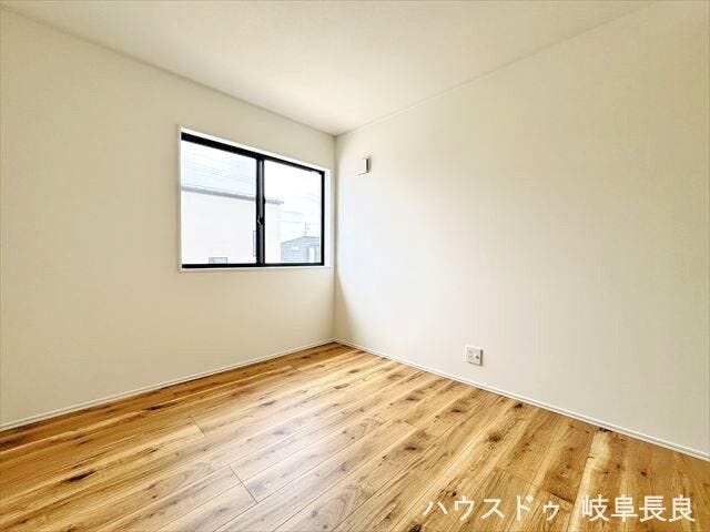≪5.2帖西側≫使い勝手の良い5.2帖の洋室は、お子さまのお部屋や寝室としてもおすすめの快適な住空間です。