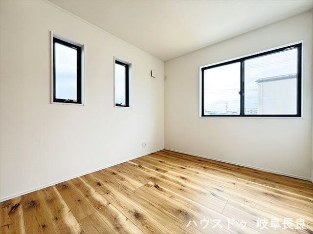 ≪5.2帖東側≫南側に配置された洋室は、たっぷりの陽光が差し込む明るい空間。心地よく過ごせる快適なプライベートルームです。