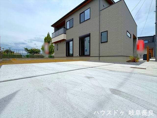 普通車2台、軽自動車2台、駐車可能です◎敷地内駐車場を備えた住まいは、お車の出し入れもしやすく、毎日のカーライフを快適にサポートします。