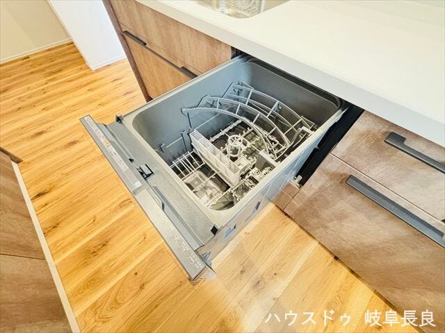 ≪食器洗浄乾燥機≫手洗いより水の使用量を減らすことができ、洗い物の負担も軽減できて嬉しいですね。