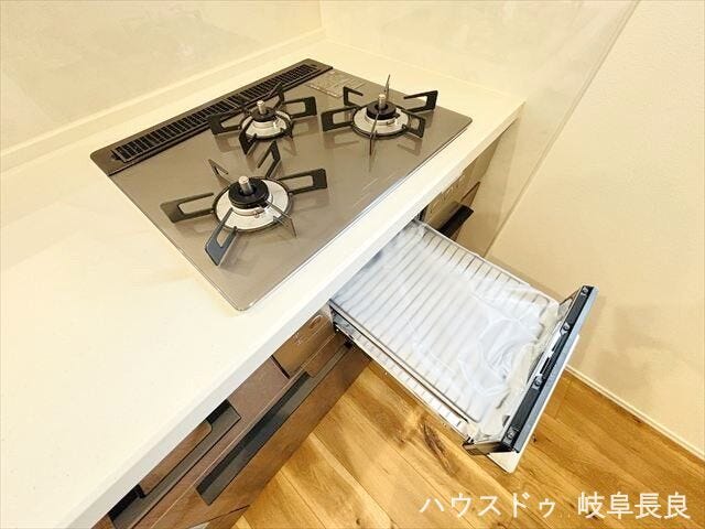 ≪コンロ≫三ツ口コンロで料理の効率を格段に上げる、快適な調理環境で、忙しい毎日の食卓をサポートします。