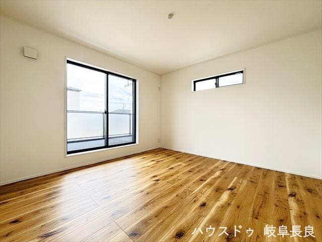≪8帖≫8帖の広々とした洋室は、開放感のある快適なプライベート空間。毎日を心地よく過ごせる一室です。