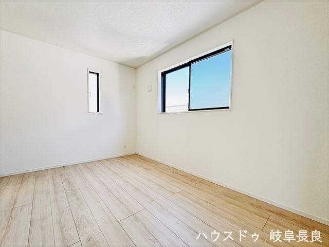 ≪6.7帖≫北側に配置された洋室は、直射日光を受けにくく、寝室やワークスペースとしても使いやすい快適な空間です。
