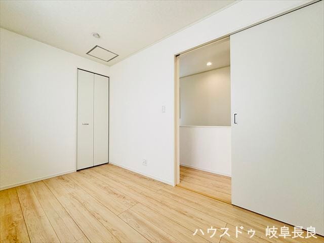 ≪5帖≫シンプルで使い勝手の良い5帖の洋室。寝室や趣味のお部屋など、多彩な用途に対応できる一室です。
