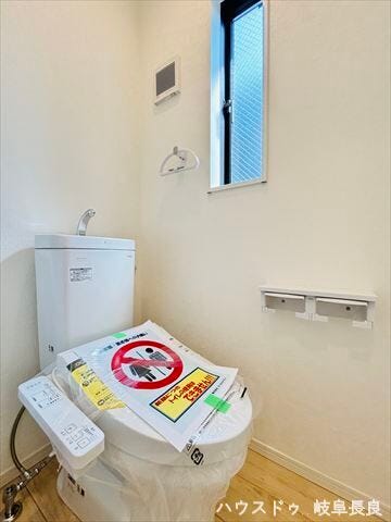 ≪2F≫窓付きのトイレは、湿気やニオイがこもりにくく、清潔感を保ちやすい暮らしにうれしい設計です。