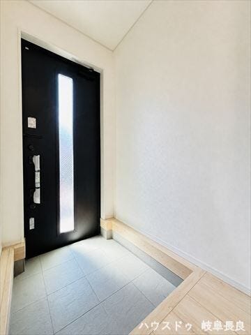 すっきりとした印象の玄関は、住まい全体の上質さを引き立てる、心地よいエントランス空間です。
