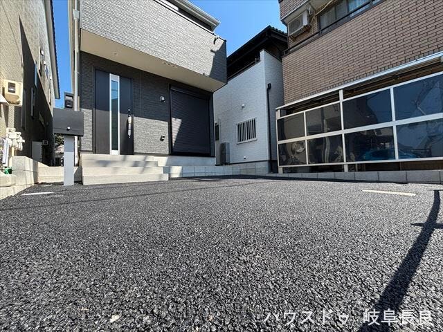 駐車場を備えた住まいは、お車を安心して保管できるだけでなく、暮らしの利便性も高めてくれます。
