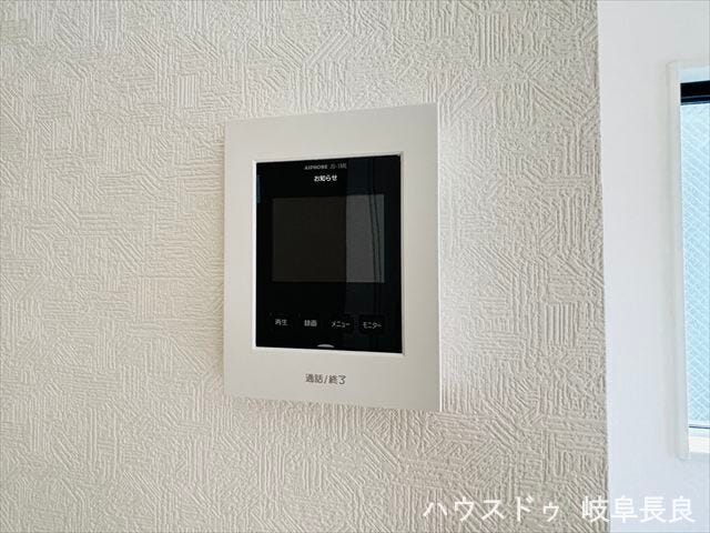 ≪モニター付きインターホン≫来訪者をしっかり確認できるモニター付きインターホン付き。ご家族の安心・安全な暮らしを支える設備です。