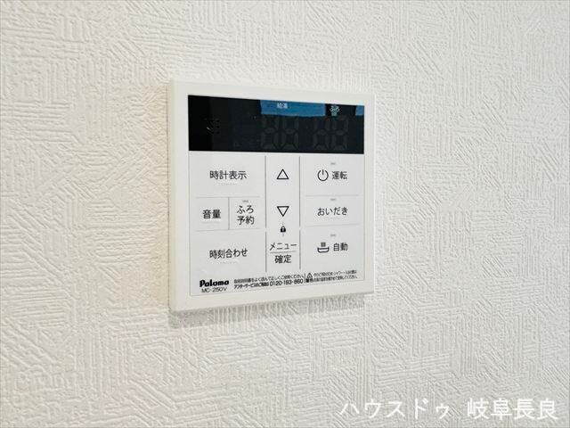 ≪給湯パネル≫温度調節や給湯操作が簡単にできる給湯パネルを設置。毎日の生活をより快適にサポートします。