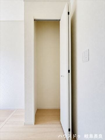≪玄関横≫玄関横収納があることで、お出かけ用品や防災用品もまとめて収納可能。玄関をすっきりと保てます。