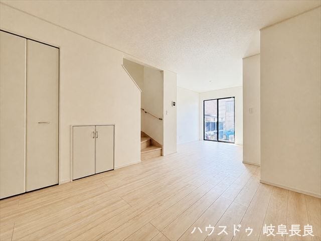明るい木目調のフローリングが優しい印象のリビング。開放感のある空間で、ご家族との団らんをゆったり楽しめます。