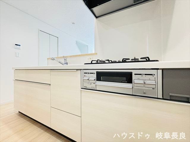 人気のカウンターキッチンを採用。リビングとの一体感があり、家族との会話を楽しみながら料理ができる住空間です。