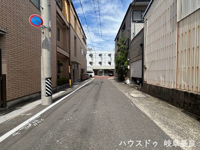 ≪南側東向き≫幅員約6mの前面道路です。道路幅が広いので、向かいの住宅とも距離があるため日当たりも確保しやすいです。