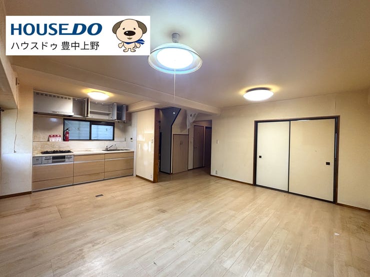 【外観】
【LDK】
南向きの庭に面した、陽光がたっぷり差し込む開放的な14.5帖のリビング。隣接する和室とつながり、家族がゆったりと過ごせる心地よい空間です。