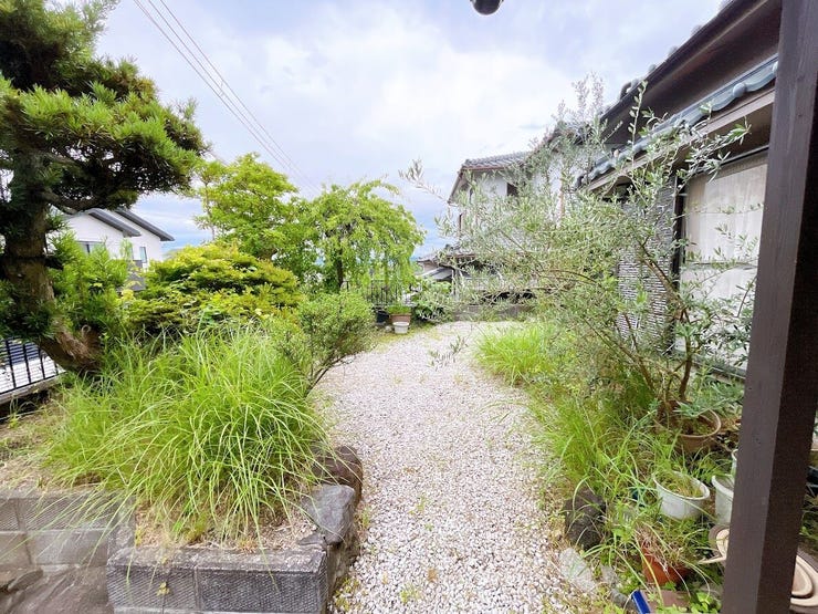 付近には緑や山など多く、豊かな自然の風景を望んでいただけます◎