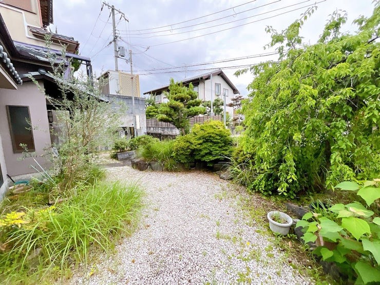 住宅地のため周辺は車の通行量も少なく、通期・登園・通学・ショッピングなど日々の往来も快適です。