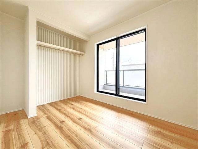 ≪5.2帖南側≫陽当たりの良い南側洋室は、明るく開放感のある住空間。寝室や子ども部屋としても快適にお使いいただけます。