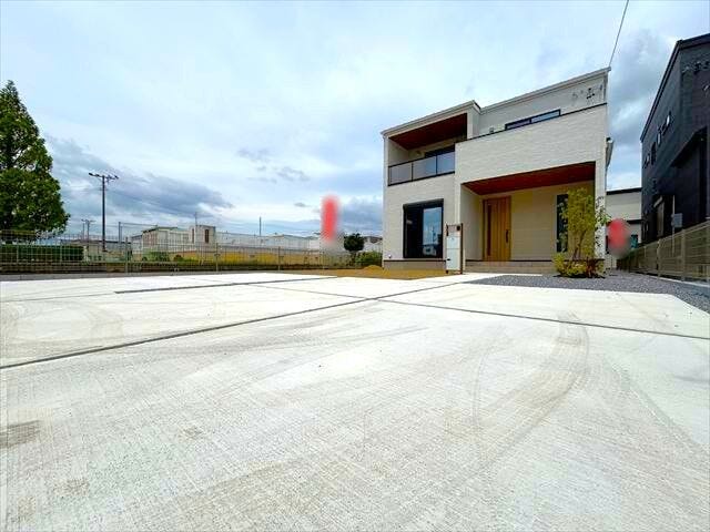 普通車2台、軽自動車1台、並列駐車可能です◎毎日のカーライフを快適に支える駐車場付き。乗り降りや荷物の積み下ろしもしやすい設計です。