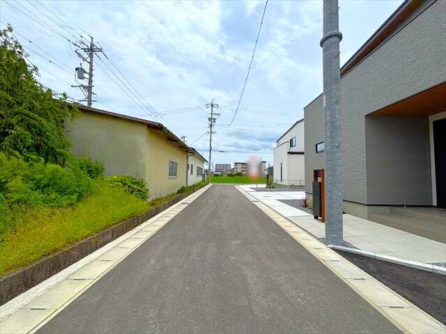 ≪東側南向き≫幅員約4mの前面道路です。車1台が余裕を持って通れる道幅です。交通量も少なく子育てにも安心です。