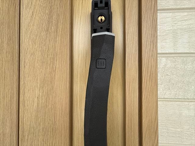 ≪スマートロック≫スマートキーは開錠・施錠がラクラク。両手が荷物で塞がっていてもスムーズに入れます。