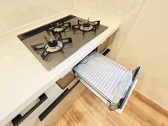 ≪コンロ≫料理好きの方にも嬉しい三口コンロ付き。効率よく調理でき、毎日のキッチン時間を快適にします。
