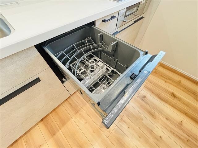 ≪食器洗浄乾燥機≫食器洗浄乾燥機を標準装備。毎日の食器洗いの負担を軽減し、家事時間にゆとりをもたらします。
