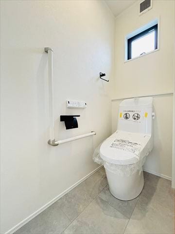 ≪2F≫シンプルで飽きのこないデザインのトイレ。どなたでも使いやすく、快適な住まいづくりに配慮されています。