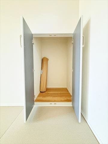 ≪畳コーナー≫階段下収納を備え、デッドスペースを無駄なく活用。住まいをすっきり保てる使い勝手の良い収納です。