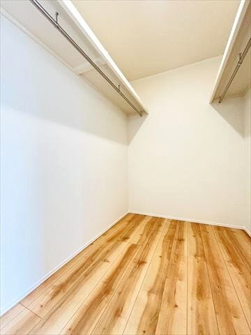≪8帖洋室≫収納力に優れたウォークインクローゼットは、ご家族の衣類や荷物をまとめて収納できる便利な空間です。