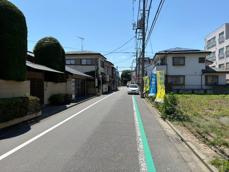 住まいに面する道路は整備されており、すっきりとした印象です。周辺は落ち着いた住宅エリアが広がり、お子様とのお散歩も楽しめそう。日々の何気ない景色からも、丁寧な暮らしの気配が優しく伝わってきます。