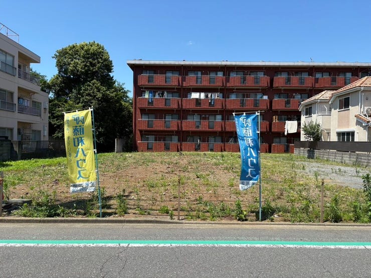 南向きで開放感あふれる、整形地の広々とした敷地です。周辺は落ち着いた住宅街で、日当たりも良く理想のマイホームを建てるのに最適。家族の夢を形にする、自由な設計を楽しめる場所として心安らぐ空間です。