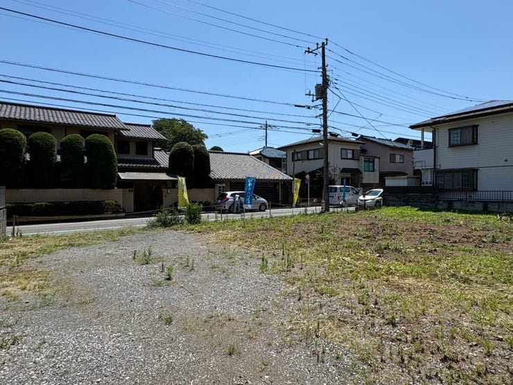 開放感のある敷地は、風通しも良く健やかな暮らしを育めそうです。角地のような伸びやかな環境で、日々の生活に心地よい安らぎが訪れるはず。家族の笑顔が絶えない、あたたかな住まいの拠点としてぴったりですね。