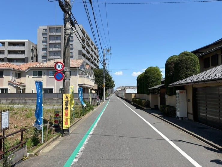 見通しの良いフラットな前面道路が、日々の移動を快適にします。歩行者にも優しい環境で、自転車や徒歩での外出も安心。閑静な住宅街ならではの穏やかな空気感が漂い、落ち着いた暮らしを叶えてくれそうです。