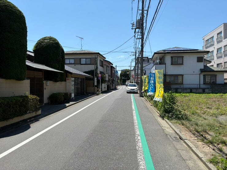 住まいに面する道路は整備されており、すっきりとした印象です。周辺は落ち着いた住宅エリアが広がり、お子様とのお散歩も楽しめそう。日々の何気ない景色からも、丁寧な暮らしの気配が優しく伝わってきます。