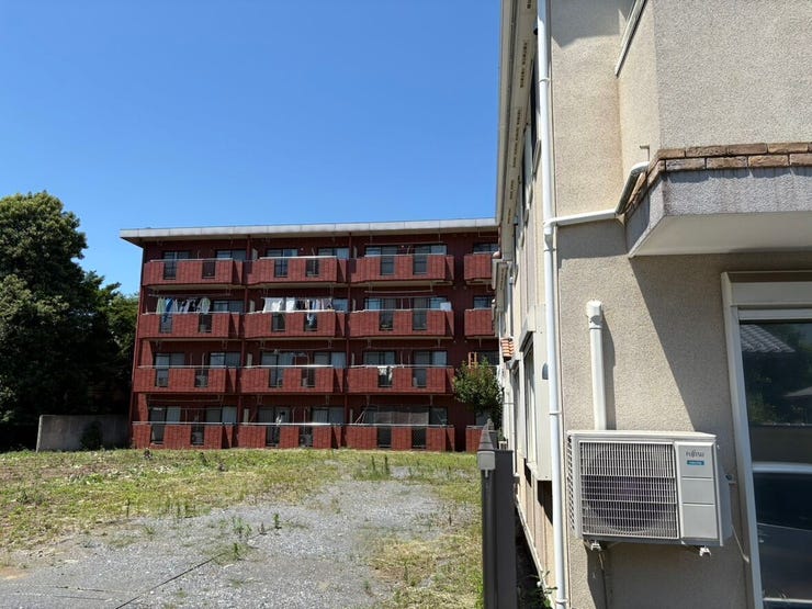 穏やかな住環境の中に佇む、南向きの土地です。建物の配置計画もしやすく、理想の間取りを実現できるのが嬉しいポイント。自然を身近に感じながら、家族みんなが健やかにのびのびと過ごせる場所になりますよ。