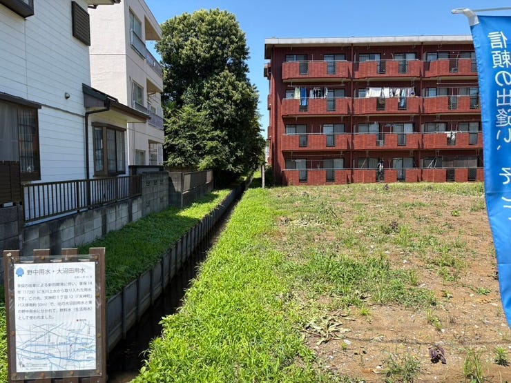 周辺に高い建物が少なく、空を広く感じられる落ち着いた環境です。陽光を味方につけたプランニングで、冬場もポカポカと温かな空間を実現可能。日々の何気ない瞬間も、ここなら特別に感じられることでしょう。
