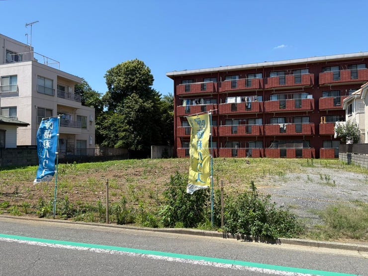 閑静な街並みに溶け込む、見通しの良い平坦な地形です。前面道路との高低差も少なく、出入りや建築プランの検討がスムーズに行えます。日々の暮らしを穏やかに育めそうな、そんなやわらかな雰囲気を感じますね。