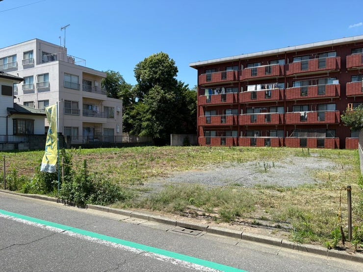 周囲にゆとりある空間が広がる、開放感たっぷりの土地です。南面からの光をたっぷりと取り込める配置で、毎日を明るく過ごせそう。心地よい風と陽射しを感じながら、家族の歴史を刻む場所として最適ですね。
