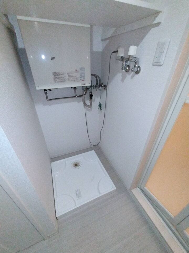 《室内洗濯機置き場》
上部に、消耗品を置く棚もありますので、空間をうまく活用しています。
