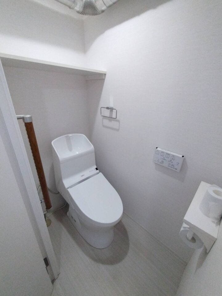 《トイレ》
ウォシュレット付きトイレです。
上部収納あり!ストック品や掃除用品の収納に♪
