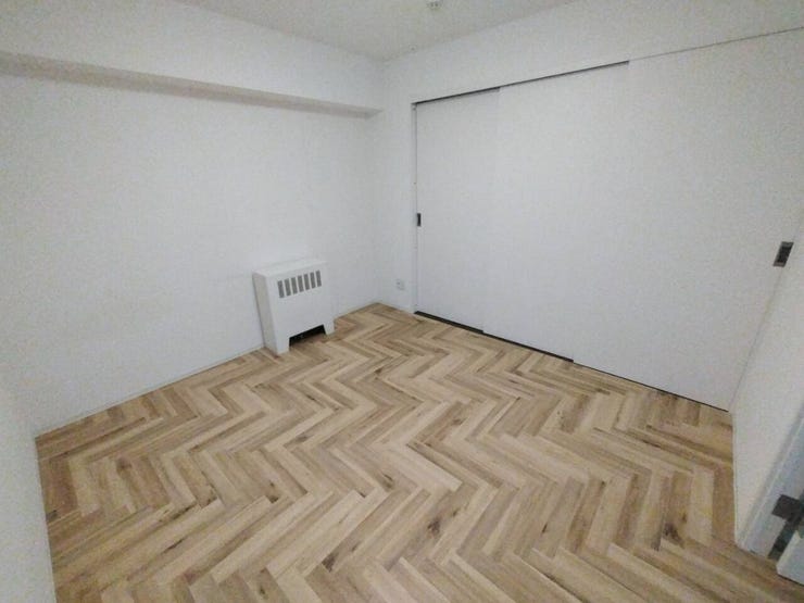 《洋室1》
約5.8帖のお部屋です。
クローゼットあり。すっきり収納可能です。
収納家具が不要でお部屋をより広々お使いいただけます。