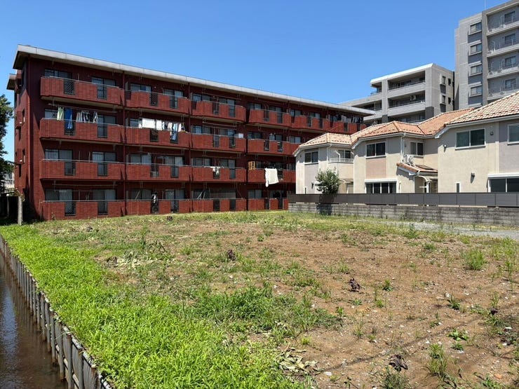 【外観】
陽当たり良好な広々とした敷地で、理想の住まいを叶える夢が広がります。周辺は落ち着いた住宅街で、穏やかな時間が流れる環境。ご家族のライフスタイルに合わせた、自由な設計で理想の暮らしを始めてみませんか。