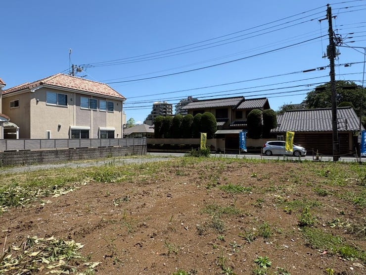 開放感のある敷地は、風通しも良く健やかな暮らしを育めそうです。角地のような伸びやかな環境で、日々の生活に心地よい安らぎが訪れるはず。家族の笑顔が絶えない、あたたかな住まいの拠点としてぴったりですね。