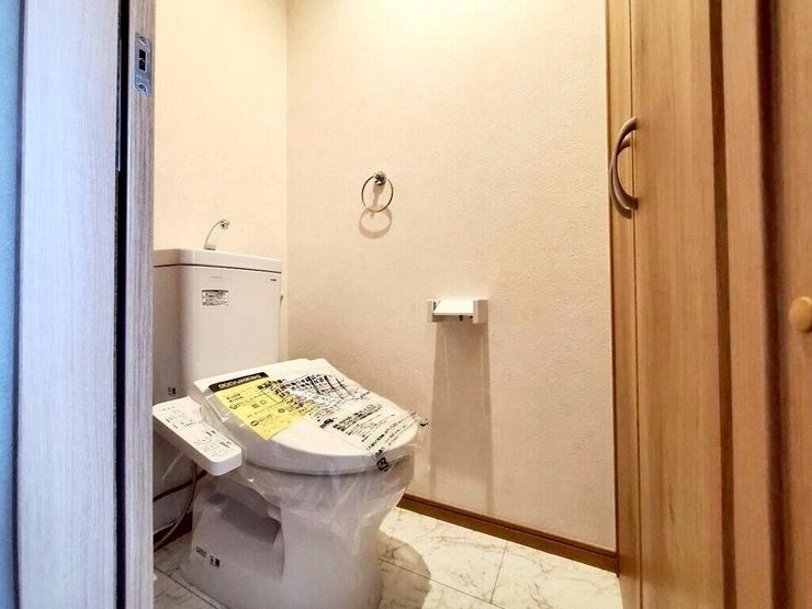 【Toilet】清潔感があり、落ち着いたデザインのトイレ。家族みんなが快適に使えます。